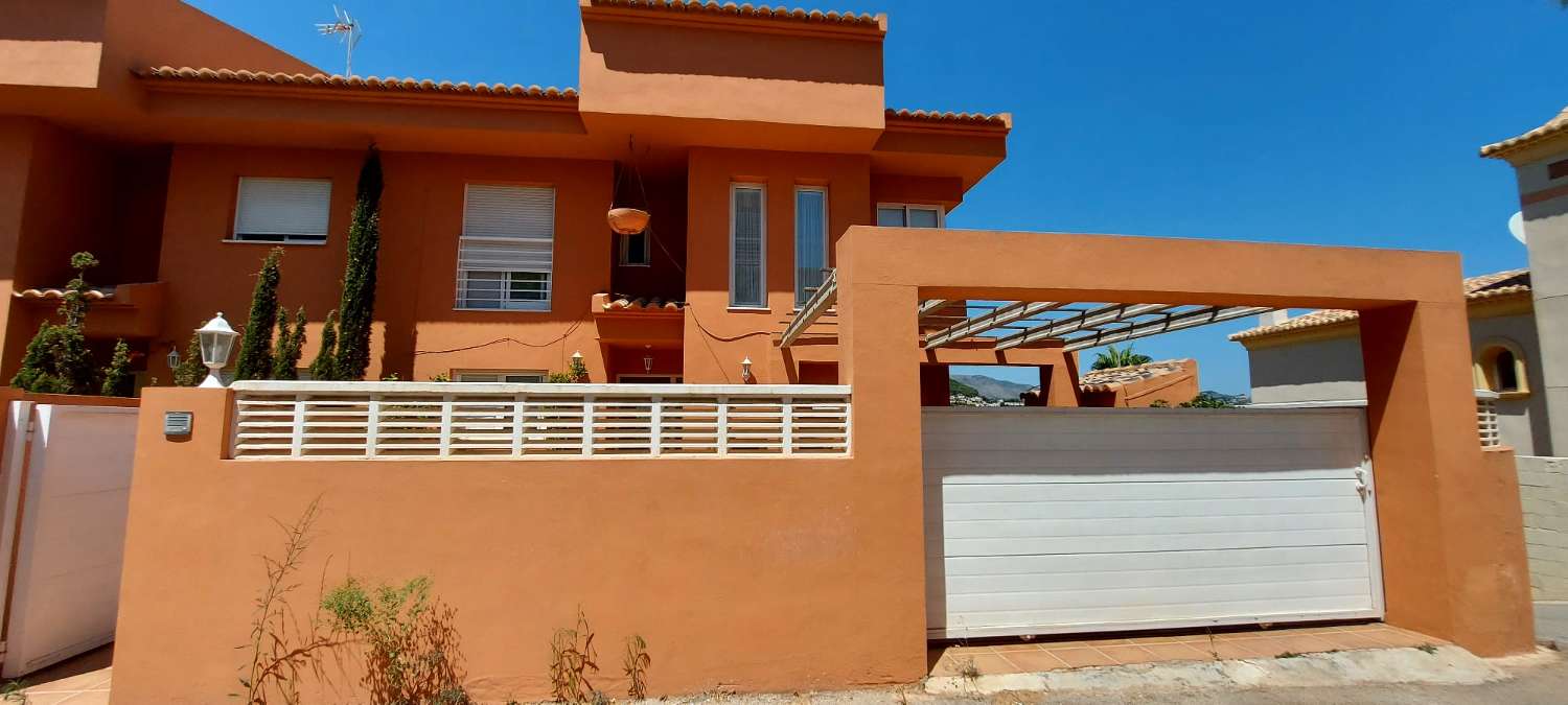 Villa pareada con piscina privada 