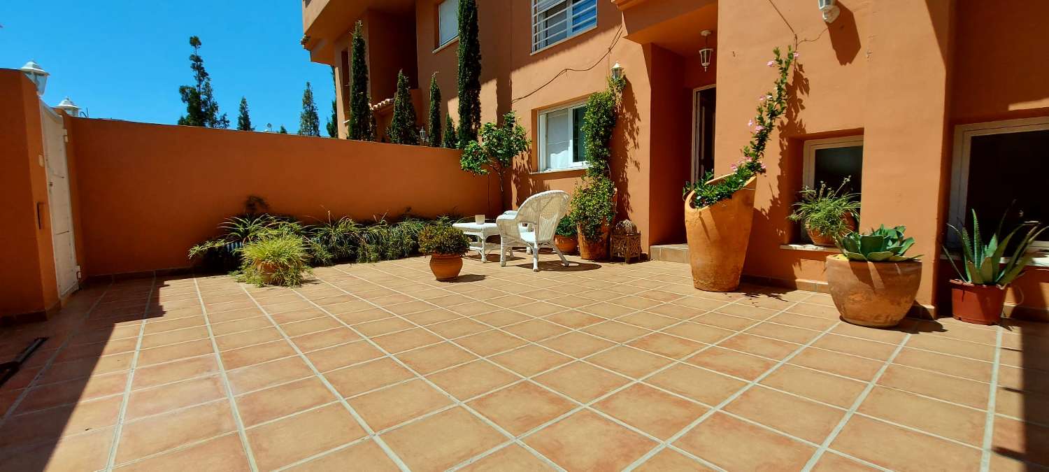 Villa pareada con piscina privada 