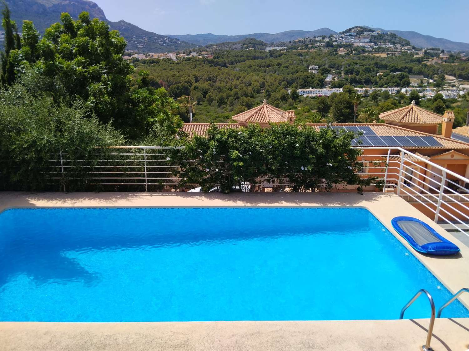 Villa pareada con piscina privada 