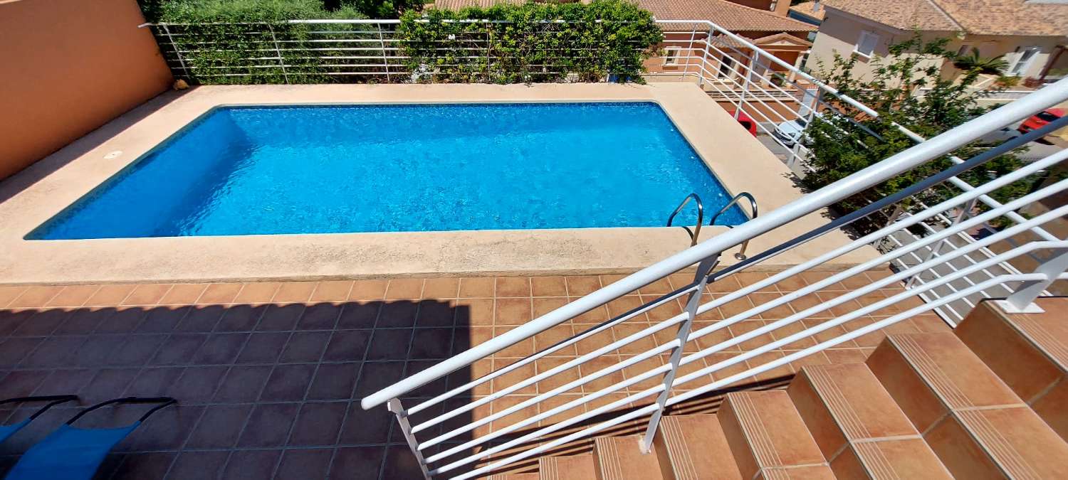 Villa pareada con piscina privada 