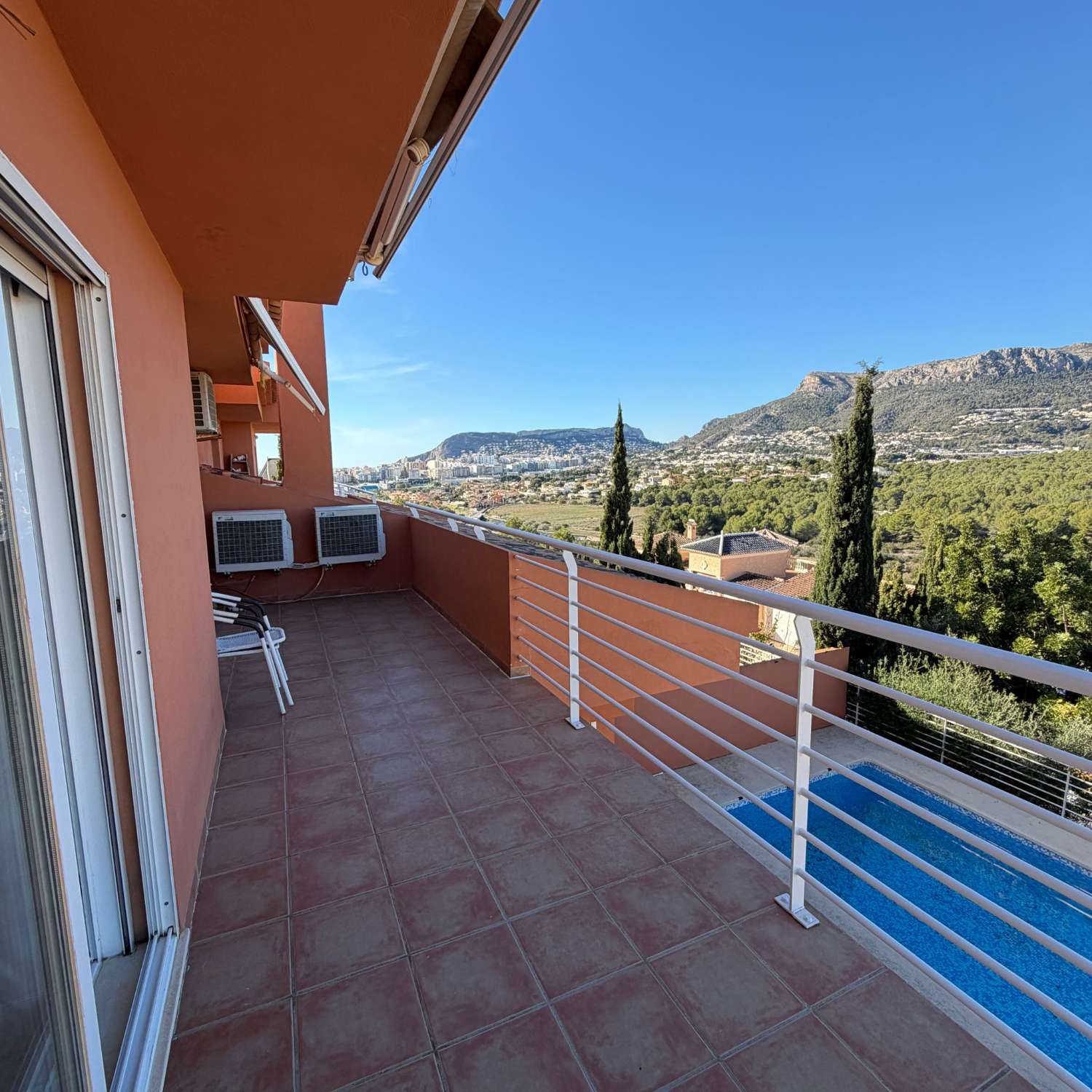 Villa pareada con piscina privada 