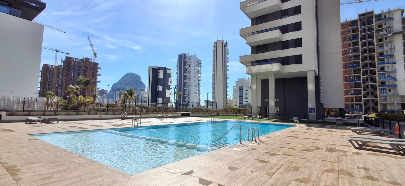 Ático con solarium y vistas al mar