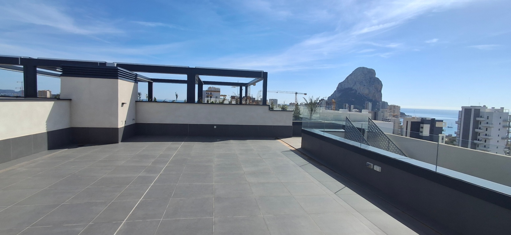 Ático con solarium y vistas al mar