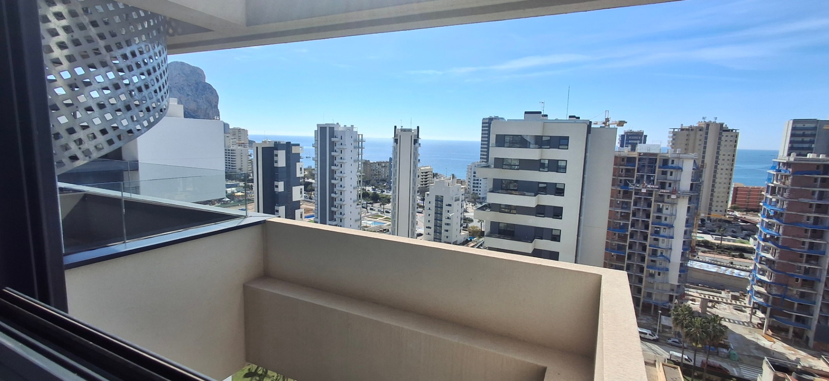 Ático con solarium y vistas al mar