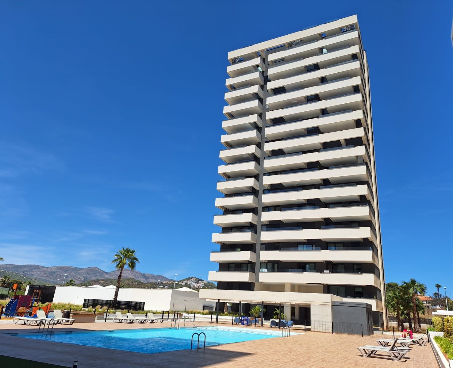 Ático con solarium y vistas al mar