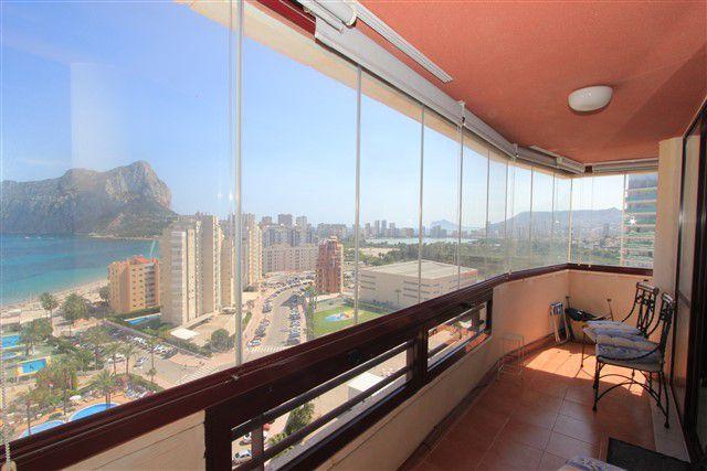 Apartment with sea views and closed garage in Calpe